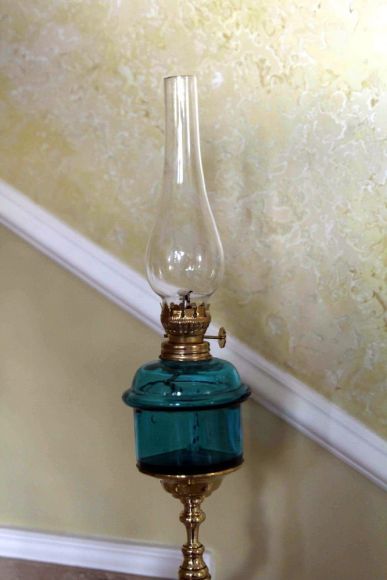 Старинная, раритетная керосиновая лампа. Европа