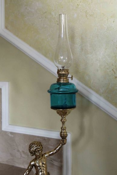 Старинная, раритетная керосиновая лампа. Европа