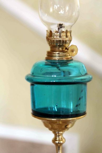 Старинная, раритетная керосиновая лампа. Европа