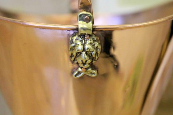 Превосходная медное кашпо со львами. Ручная работа. Европа