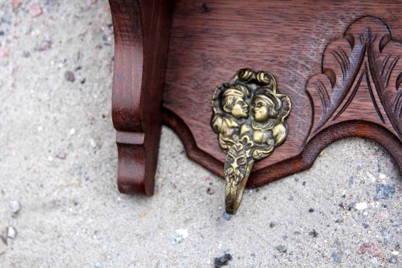 Деревянная вешалка с полкой ручной работы