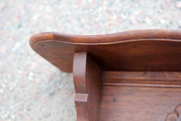 Деревянная вешалка с полкой ручной работы