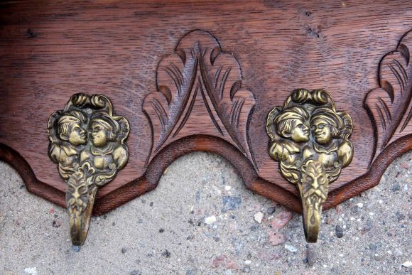 Деревянная вешалка с полкой ручной работы