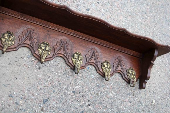 Деревянная вешалка с полкой ручной работы