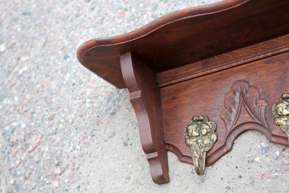 Деревянная вешалка с полкой ручной работы