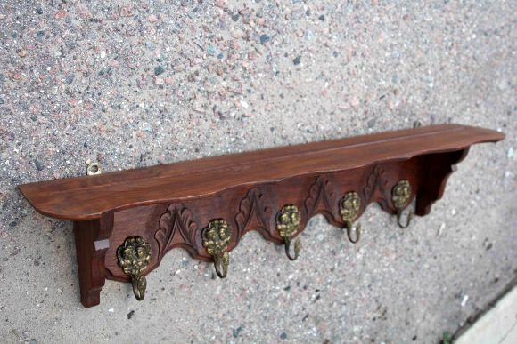 Деревянная вешалка с полкой ручной работы