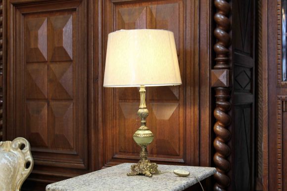 Латунная настольная лампа с ониксом