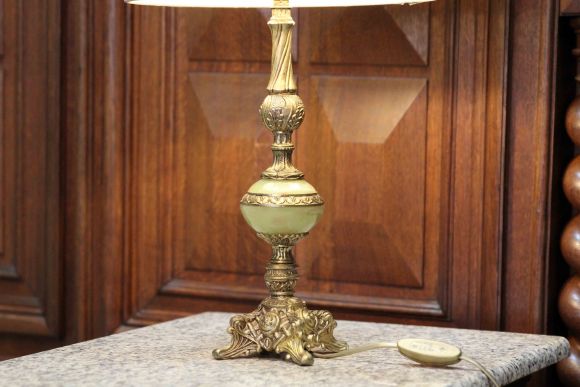 Латунная настольная лампа с ониксом