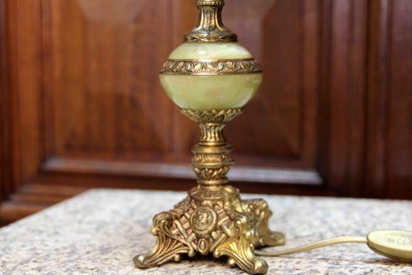 Латунная настольная лампа с ониксом