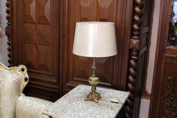 Латунная настольная лампа с ониксом