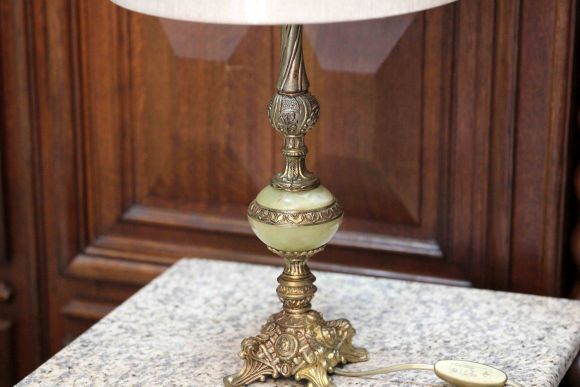 Латунная настольная лампа с ониксом