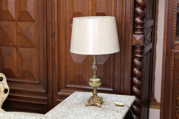 Латунная настольная лампа с ониксом