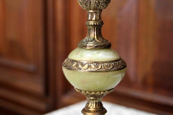 Латунная настольная лампа с ониксом