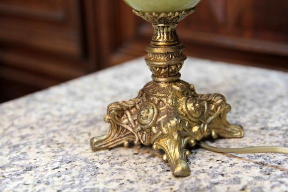 Латунная настольная лампа с ониксом