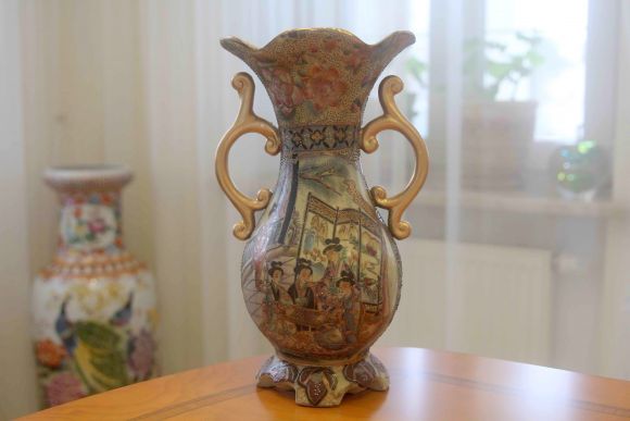 Изящная порцелановая ваза