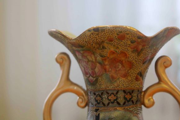 Изящная порцелановая ваза