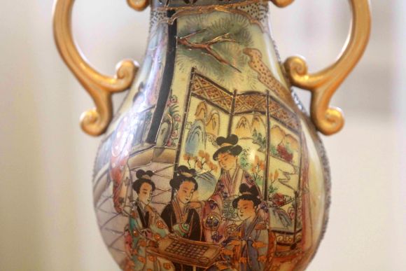 Изящная порцелановая ваза