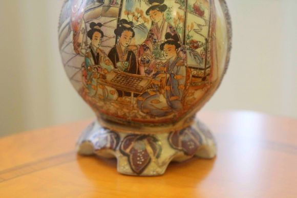 Изящная порцелановая ваза