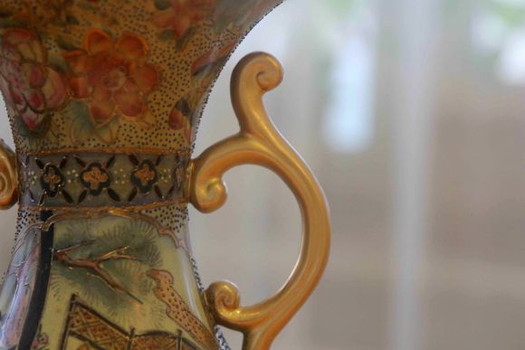 Изящная порцелановая ваза