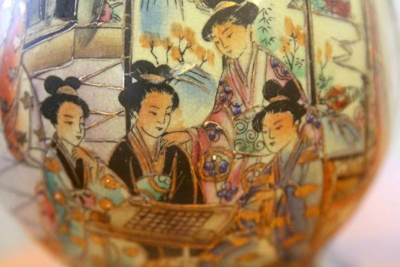 Изящная порцелановая ваза