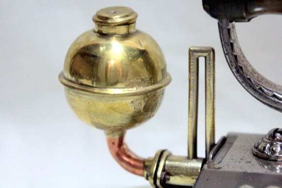 Старинный газовый утюг в идеальном состоянии.