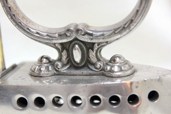 Старинный газовый утюг в идеальном состоянии.