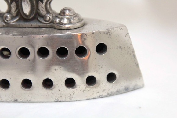 Старинный газовый утюг в идеальном состоянии.