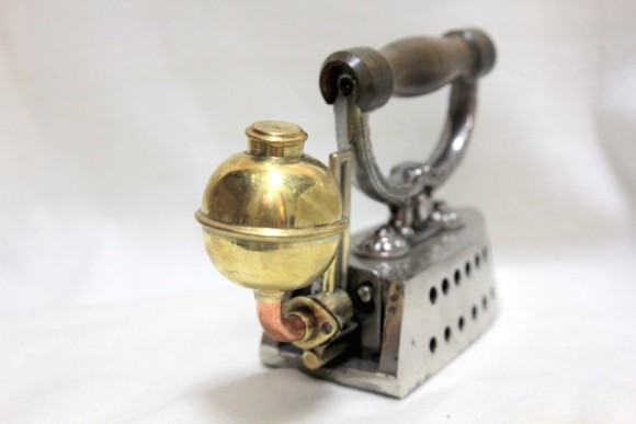 Старинный газовый утюг в идеальном состоянии.