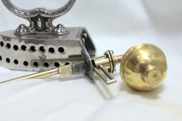 Старинный газовый утюг в идеальном состоянии.