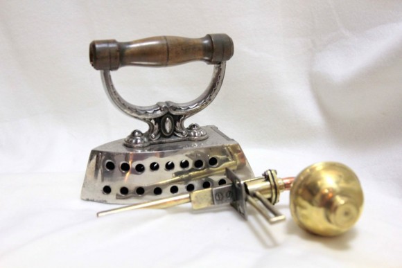 Старинный газовый утюг в идеальном состоянии.