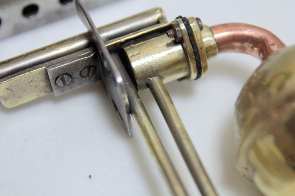 Старинный газовый утюг в идеальном состоянии.