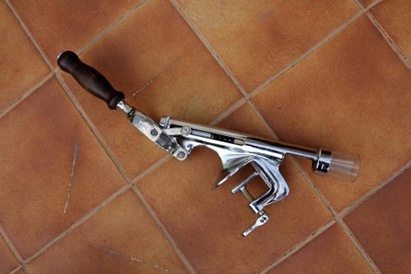 Старинный штопор для винных бутылок. Крепиться на столешницу