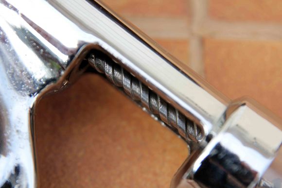 Старинный штопор для винных бутылок. Крепиться на столешницу