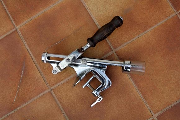 Старинный штопор для винных бутылок. Крепиться на столешницу