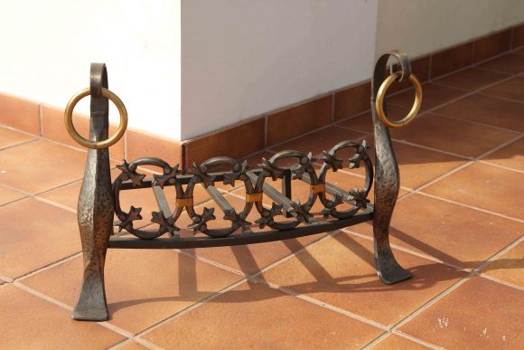 Кованая дровница. Чугун. Черный металл. Мощная и тяжёлая