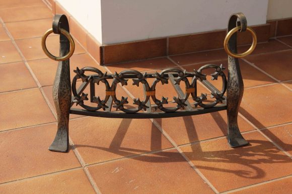 Кованая дровница. Чугун. Черный металл. Мощная и тяжёлая