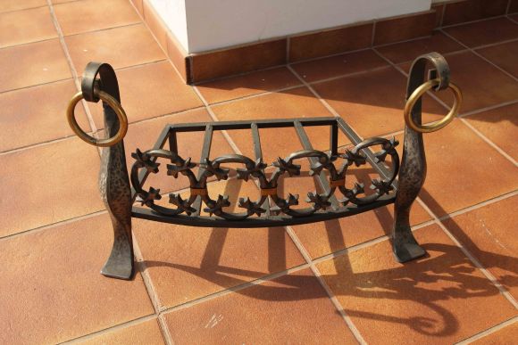 Кованая дровница. Чугун. Черный металл. Мощная и тяжёлая