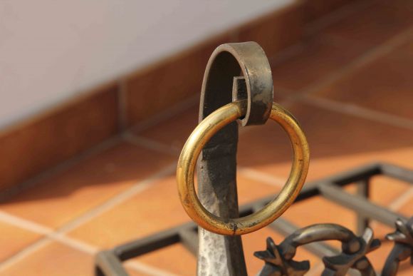 Кованая дровница. Чугун. Черный металл. Мощная и тяжёлая