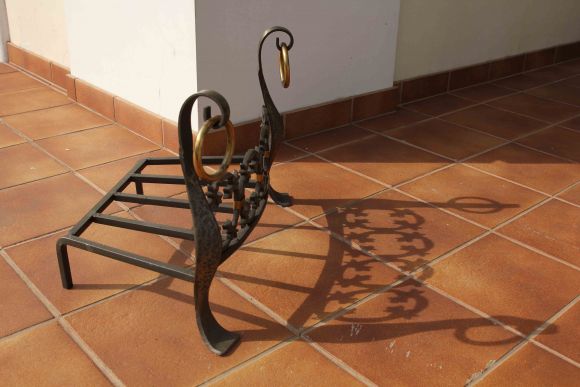 Кованая дровница. Чугун. Черный металл. Мощная и тяжёлая