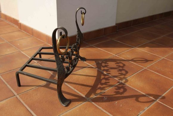 Кованая дровница. Чугун. Черный металл. Мощная и тяжёлая