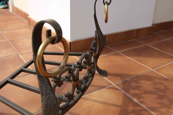 Кованая дровница. Чугун. Черный металл. Мощная и тяжёлая