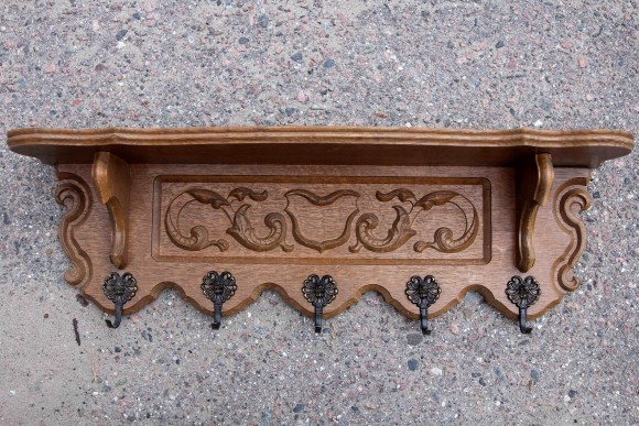 Светлая резная вешалка из дуба