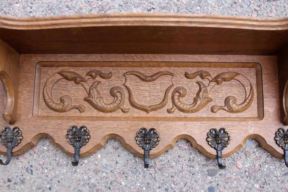 Светлая резная вешалка из дуба