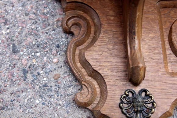 Светлая резная вешалка из дуба