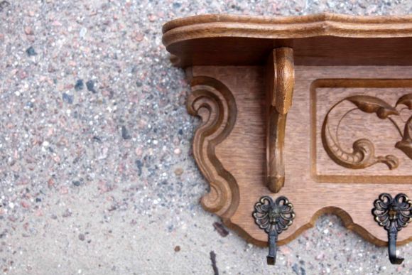 Светлая резная вешалка из дуба