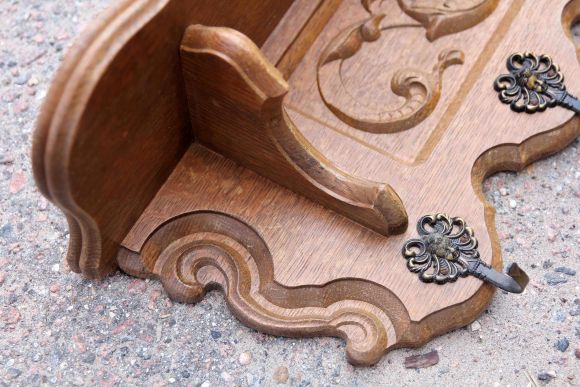 Светлая резная вешалка из дуба