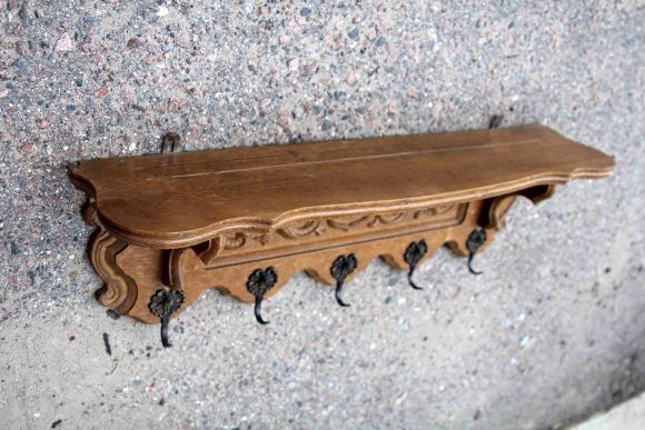 Светлая резная вешалка из дуба