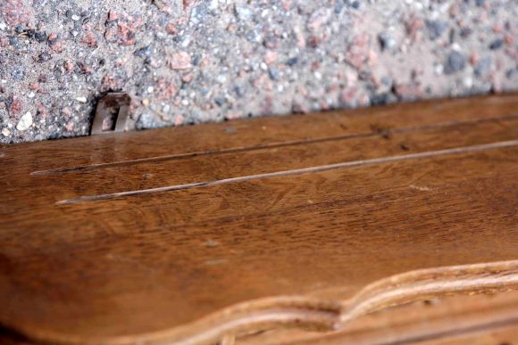 Светлая резная вешалка из дуба