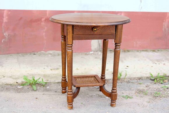 Антикварный круглый стол с ящиком. Европа Начало 20 века