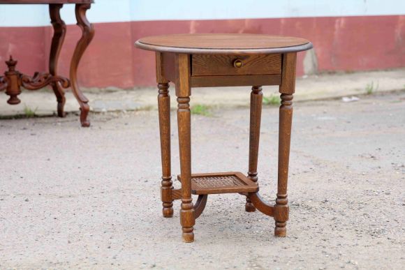 Антикварный круглый стол с ящиком. Европа Начало 20 века